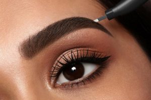 Methoden für schöne Augenbrauen. Was ist Permanent Make-up der Augenbrauen?
