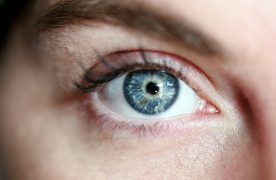 Anti-Aging-Pflege der Haut um die Augen herum: Behandlungen und ein paar kosmetische Tricks