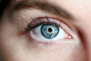 Anti-Aging-Pflege der Haut um die Augen herum: Behandlungen und ein paar kosmetische Tricks