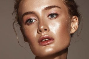 Fettige Haut erfrischen: Make-up für fettige Haut Schritt für Schritt