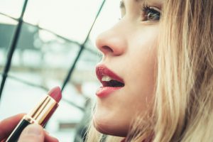 DIY Kosmetik. Wie verwandeln Sie einen Lippenstift in ein tolles Lipgloss?
