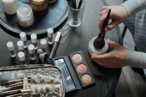 Wangenrouge auftragen – Geheimnisse des perfekten Make-ups